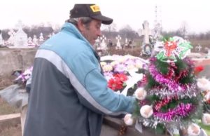 Brăduţ de Crăciun pe mormântul Adrianei, fetiţa de 11 ani ucisă de un olandez în Dâmboviţa