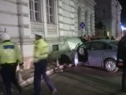 Un batran mort de beat a intrat cu masina in cladirea Primariei. O femeie insarcinata a ajuns la spital