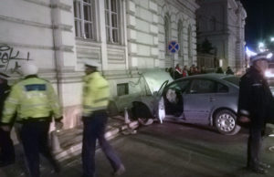 Un batran mort de beat a intrat cu masina in cladirea Primariei. O femeie insarcinata a ajuns la spital