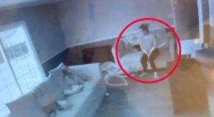 a-zarit-pe-imagini-silueta-unei-femei-langa-bebelusul-ei-si-a-fugit-intr-un-suflet-in-camera-629438