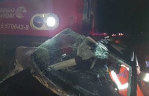 Maşină condusă de un şofer băut, lovită de tren în Timiş. Care este starea de sănătate a bărbatului