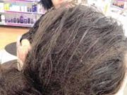 Aceasta femeie a intrat în salon pentru a se tunde. Stilista a văzut-o și a început să vorbeasca cu ea. A programat-o insa a doua zi! Femeia n-a mai venit insa si… ce i s-a intamplat stilistei dupa doua saptamani e ireal