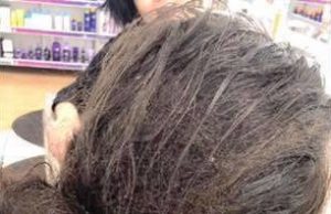 Aceasta femeie a intrat în salon pentru a se tunde. Stilista a văzut-o și a început să vorbeasca cu ea. A programat-o insa a doua zi! Femeia n-a mai venit insa si… ce i s-a intamplat stilistei dupa doua saptamani e ireal