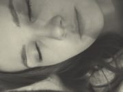 Bărbatul încerca disperat să dea de soția lui. Într-un final, băiețelul mai mare a răspuns la telefon: „Tati, mama doarme…”. Nu a stat pe gânduri și a plecat de urgență de la muncă. Când a ajuns acasă, bănuielile i-au fost confirmate