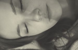 Bărbatul încerca disperat să dea de soția lui. Într-un final, băiețelul mai mare a răspuns la telefon: „Tati, mama doarme…”. Nu a stat pe gânduri și a plecat de urgență de la muncă. Când a ajuns acasă, bănuielile i-au fost confirmate