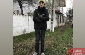 Cosmin, băiatul cu căprițele. La doar 16 ani muncește cu ziua prin sat pentru a-și ajuta familia