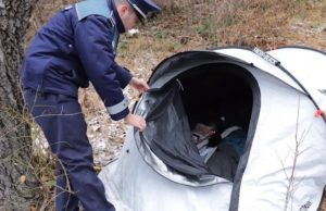 De trei luni de zile, oamenii care locuiau într-un cartier de la marginea Brașovului au observat o femeie ciudată. Când se apropiau de ea, femeia se făcea nevăzută. Misterul a fost recent elucidat