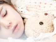 Fetița de la orfelinat a făcut o mărturisire extrem de dureroasă: „E multă lume pe la noi în decembrie, dar în ianuarie e gol. Copiii mici se tot uită la poartă și nu înțeleg de ce nu mai vine nimeni”