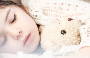 Fetița de la orfelinat a făcut o mărturisire extrem de dureroasă: „E multă lume pe la noi în decembrie, dar în ianuarie e gol. Copiii mici se tot uită la poartă și nu înțeleg de ce nu mai vine nimeni”