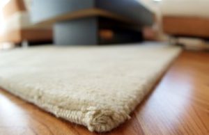 O femeie divorţată şi cu copii s-a căsătorit cu un… covor: „Sunt puţin obsedată de el”