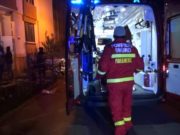 A murit copilul de 3 ani care a căzut în gol, cu bunicul său, de pe scara unui bloc din Bistriţa