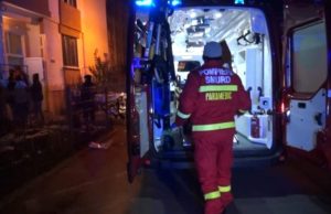 A murit copilul de 3 ani care a căzut în gol, cu bunicul său, de pe scara unui bloc din Bistriţa