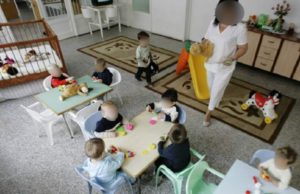 Anchetă la o creşă din Cluj, după ce părinţii au descoperit vânătăi şi zgârieturi pe corpul băieţelului lor de nici 2 ani