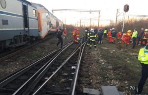 Echipajele ISU, obligate să intervină terestru la accidentul feroviar din Ploieşti din cauza drumului inaccesibil