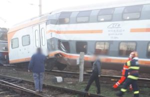 Primele imagini cu trenurile care s-au ciocnit în Ploiești Triaj. Garniturile au deraiat