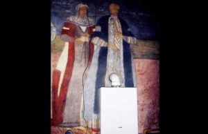 Centrală cu burlan de evacuare, pe pictura de 207 de ani a Bisericii „Sfântul Nicolae și Sfântul Andrei” din Târgu Jiu