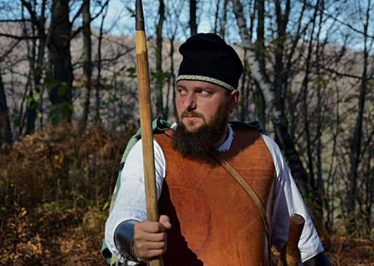 Rareş Demian, găsit mort. De Ziua României, președintele Asociaţiei „Valea Dacilor” şi-a pus capăt zilelor folosind tricolorul