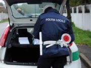 Un român a încercat să fure o maşină a poliţiei şi a băgat doi agenţi în spital, în Italia