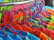 Româncă prinsă la furat de tricouri într-un cunoscut centru comercial din Italia