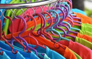 Româncă prinsă la furat de tricouri într-un cunoscut centru comercial din Italia