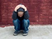 Mămică din Suceava, reţinută după ce a bătut un copil la şcoală