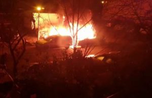 Trei maşini au ars în lanţ, cu explozii puternice, într-o parcare din Bucureşti, zona Titan