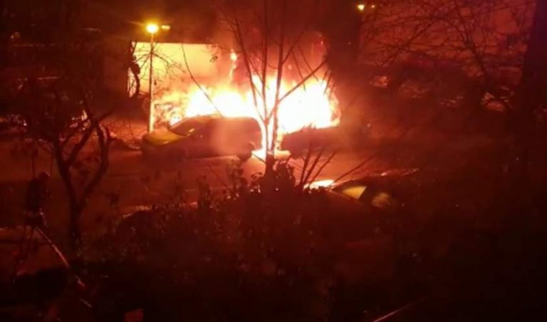 Trei maşini au ars în lanţ, cu explozii puternice, într-o parcare din Bucureşti, zona Titan