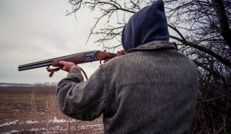 Un braconier din Zalău a tras cu arma într-un poliţist pentru a-l ucide