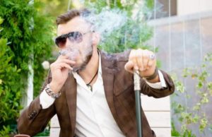 Un fost puşcăriaş din Dolj ar fi făcut peste 1 milion de euro obligând trei tinere să se prostitueze