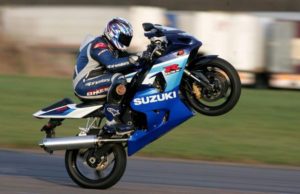 Un motocicilist a murit şi altul este în comă, după ce s-au lovit în timp ce făceau acrobaţii pe şosea, la Satu Mare