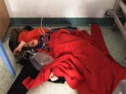 Copil de patru ani suspect de pneumonie, forțat să doarmă pe podea, în spital. Mama micuțului, revoltată:”Nu sunt paturi libere. E haos!”