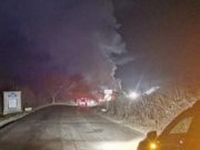Un camion încărcat cu lemne arde cu flăcări uriaşe pe o şosea din Gorj, circulaţia complet blocată