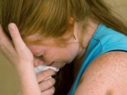 Mamă din Arad bătută crunt de propriul copil, cât şi de soţ. Cei doi au dat în ea până ce femeia n-a mai mişcat