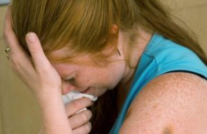 Mamă din Arad bătută crunt de propriul copil, cât şi de soţ. Cei doi au dat în ea până ce femeia n-a mai mişcat