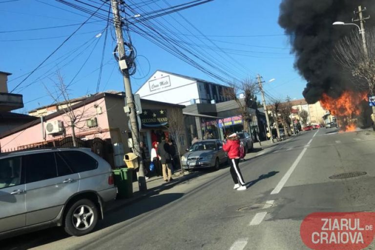 VIDEO | Autobuz de călători în flăcări pe strada Amaradia