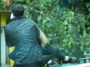 Tânără de 23 ani răpită de pe stradă, în Vaslui. Fostul iubit, tatăl şi fratele fetei au tâlhărit-o şi au băgat-o cu forţa în maşină