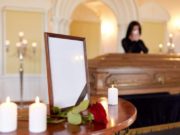 Morţi depuşi la căminul cultural, unde copiii primesc daruri de Crăciun: „Nu există așa ceva în lume!”