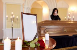 Morţi depuşi la căminul cultural, unde copiii primesc daruri de Crăciun: „Nu există așa ceva în lume!”