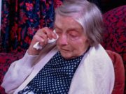 Doi hoţi au intrat în casă peste o bătrână, i-au furat televizorul, apoi au fugit, dar s-au întors pentru ceva greu de înţeles