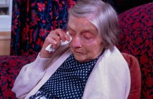 Doi hoţi au intrat în casă peste o bătrână, i-au furat televizorul, apoi au fugit, dar s-au întors pentru ceva greu de înţeles