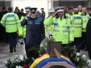 Zeci de poliţişti, durere şi lacrimi la înmormântarea lui Cristi, colegul lor de doar 22 de ani mort în accident