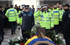 Zeci de poliţişti, durere şi lacrimi la înmormântarea lui Cristi, colegul lor de doar 22 de ani mort în accident