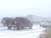 VIDEO | Carambol uriaş, 50 de maşini s-au ciocnit pe autostradă în timpul unui viscol puternic, în statul american Iowa