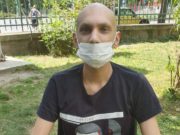 Un tânăr din Drobeta, suferind de o boală gravă, îşi strigă disperarea înainte de sărbători