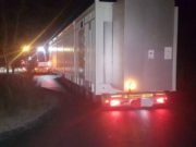 Un TIR lung de 29 de metri a blocat câteva ore traficul pe DN1A, în Prahova, după ce nu a putut trece de o curbă
