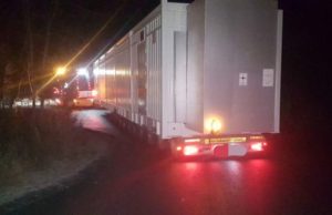 Un TIR lung de 29 de metri a blocat câteva ore traficul pe DN1A, în Prahova, după ce nu a putut trece de o curbă