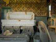 Morţi tinuţi de preot în magazia bisericii. Erau „prea săraci” pentru capela mortuară