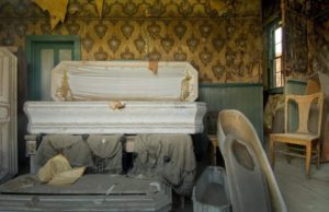 Morţi tinuţi de preot în magazia bisericii. Erau „prea săraci” pentru capela mortuară