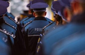 Un poliţist din Teleorman le-a vândut colegilor cătuşe cu 50 de lei. Le spunea că cele gratuite nu mai sunt pe stoc