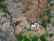 Tânăr român absolvent de Teologie, găsit mort pe Muntele Athos, cu o icoană în mână. Băiatul s-a prăbuşit în gol 40 de metri de pe o stâncă